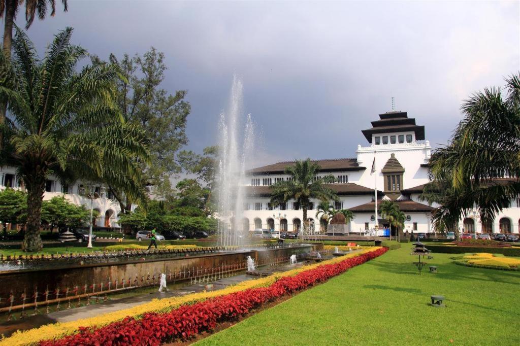 Oyo 2554 Hotel Arimbi Lama Dewi Sartika Бандунг Экстерьер фото